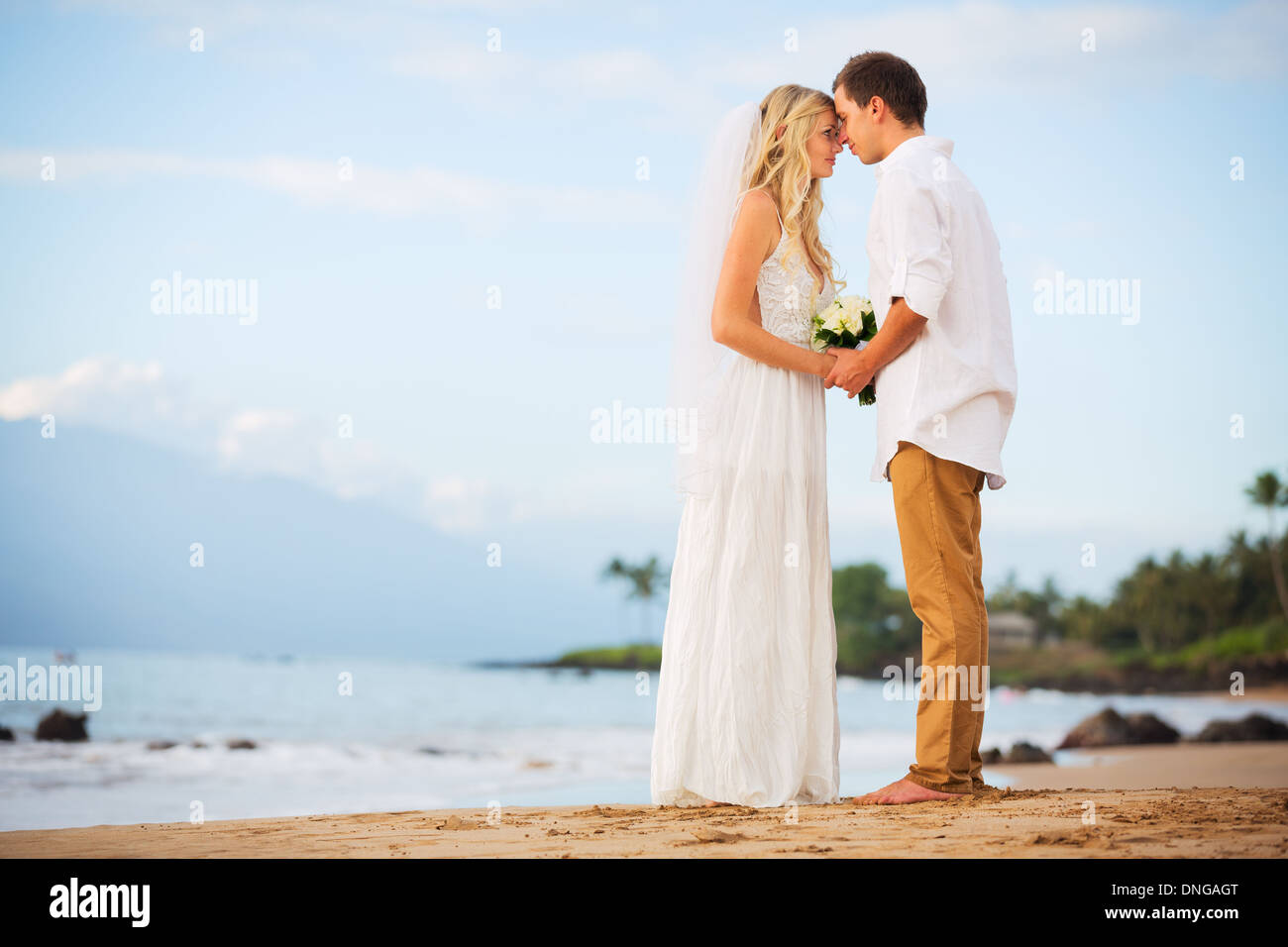 Nur verheiratete Paare halten die Hände am Strand bei Sonnenuntergang, intimen Moment bei Hochzeit zu lieben Stockfoto