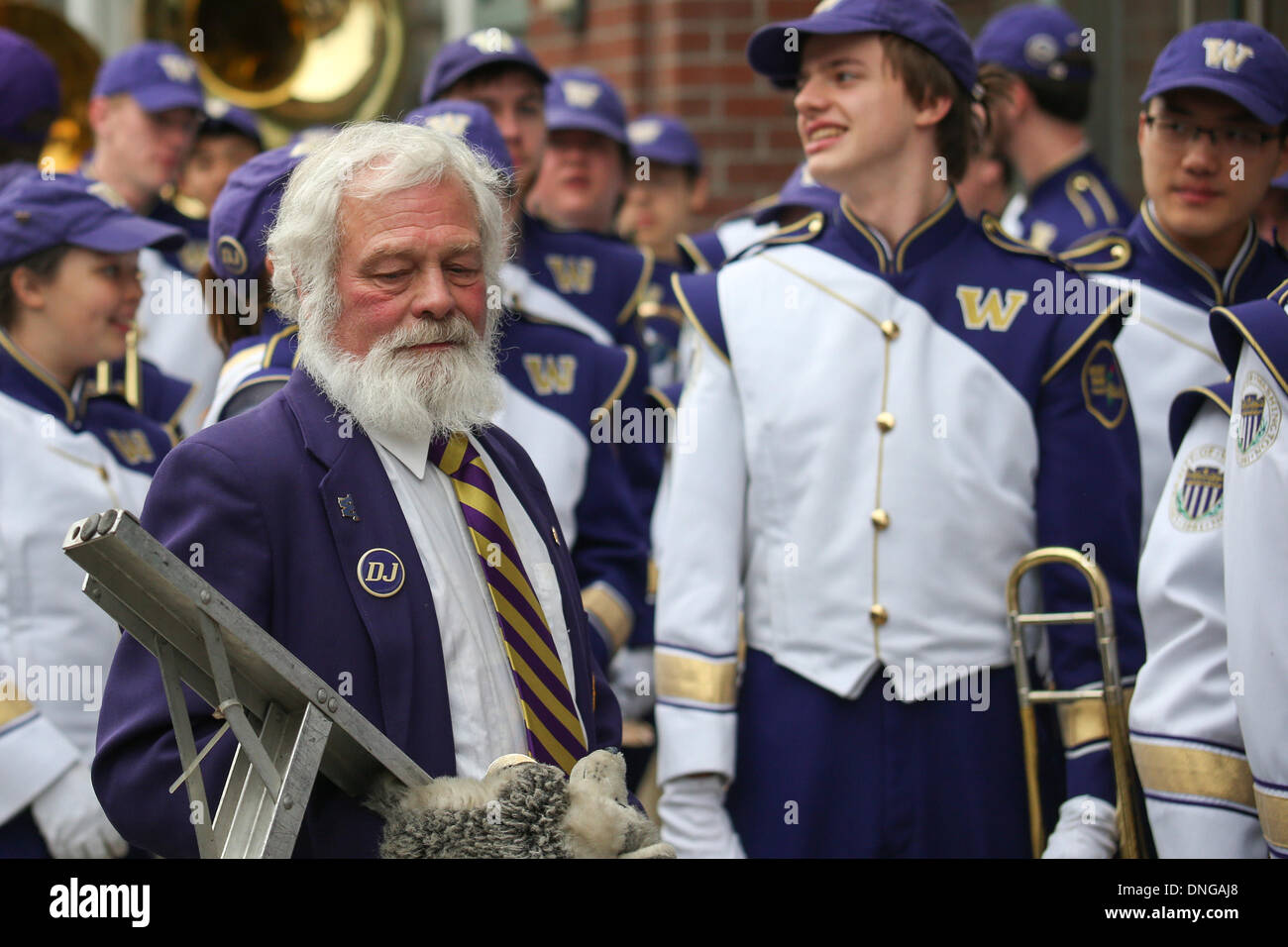 San Francisco, Kalifornien, USA. 27. Dezember 2013. Mitglieder der Washington Huskies marching band vor dem Start der 2013 Fight Hunger Schüssel mit BYU Cougars und der Washington Huskies im AT&T Park in San Francisco, CA. Credit: Cal Sport Media/Alamy Live News Stockfoto