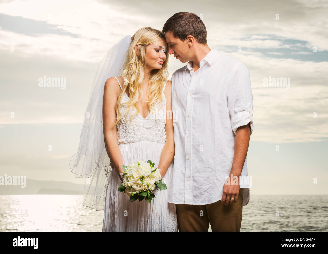 Frisch verheiratete Paar am Strand, intimen Moment bei Hochzeit zu lieben Stockfoto