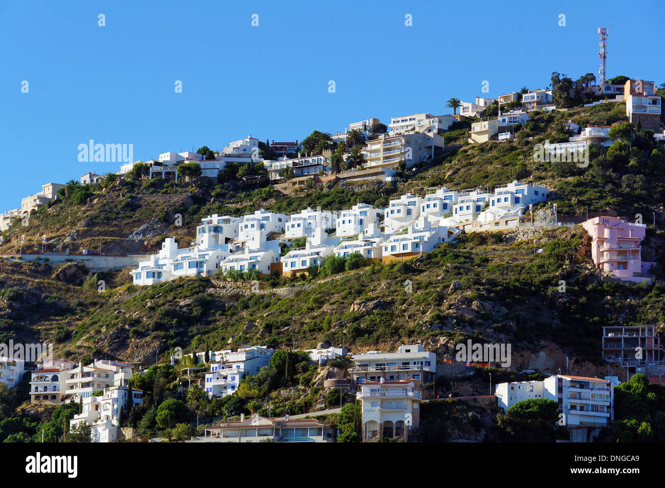 Urlaub am Mittelmeer Häuser auf einem Hügel an der Costa Brava, Rosas, Katalonien, Spanien Stockfoto