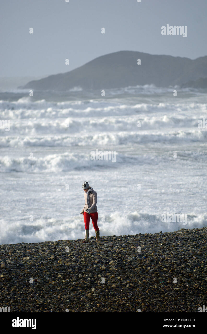 Newgale, Pembrokeshire, Wales, UK. 27. Dezember 21013. Sturmwinde erzeugen riesige Wellen bis an den Horizont auf der südwestlichen Küste von Wales. Bildnachweis: Graham M. Lawrence/Alamy Live-Nachrichten. Stockfoto