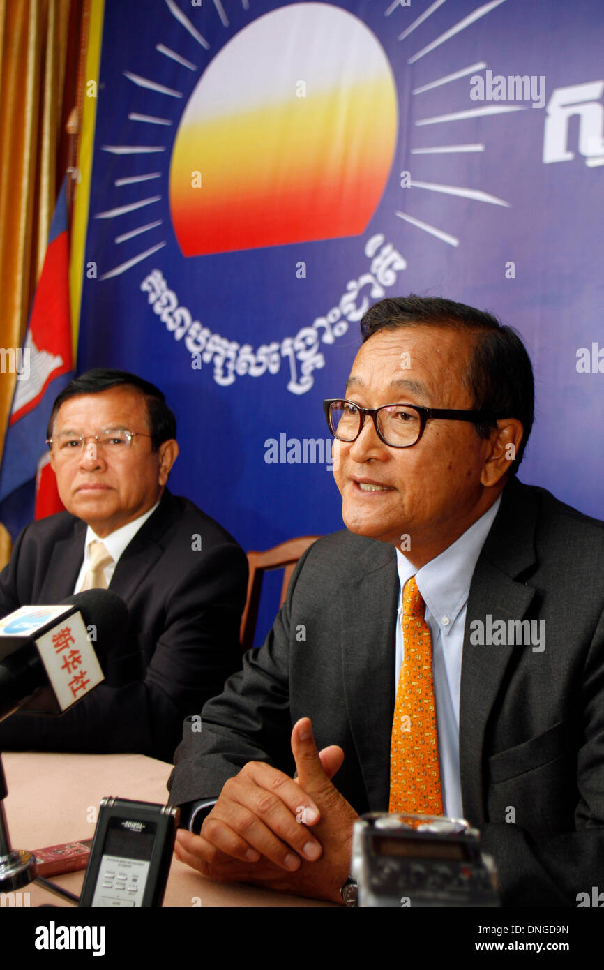 Phnom Penh, Kambodscha. 28. Dezember 2013. Sam Rainsy (R), Präsident von Kambodschas Hauptopposition Kambodscha National Rescue Party (CNRP) und Kem Sokha CNRP Vizepräsident, an eine Pressekonferenz in Phnom Penh, Kambodscha, 28. Dezember 2013 teilnehmen. Kambodschanische Oppositionsführer Sam Rainsy am Samstag forderte Verhandlungen mit Premierminister Hun Sen Regierungspartei über politische Debatte seit dem Juli Parlamentswahlen. Bildnachweis: Sovannara/Xinhua/Alamy Live-Nachrichten Stockfoto