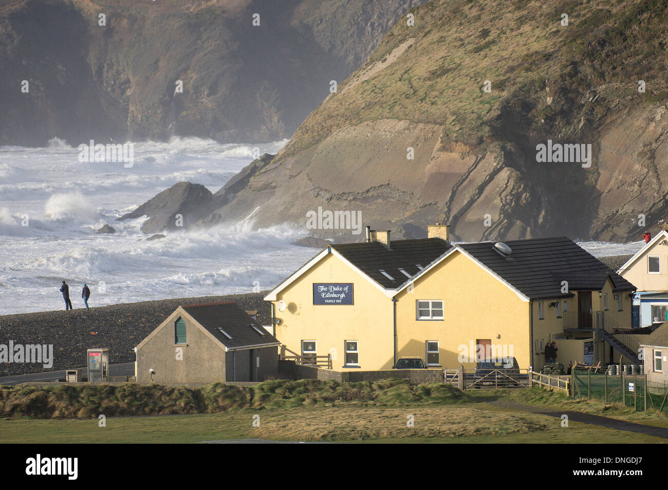 Newgale, Pembrokeshire, Wales, UK. 27. Dezember 21013. Windstärke Winde erstellte riesige Wellen bis an den Horizont auf der südwestlichen Küste von Wales. Bildnachweis: Graham M. Lawrence/Alamy Live-Nachrichten. Stockfoto