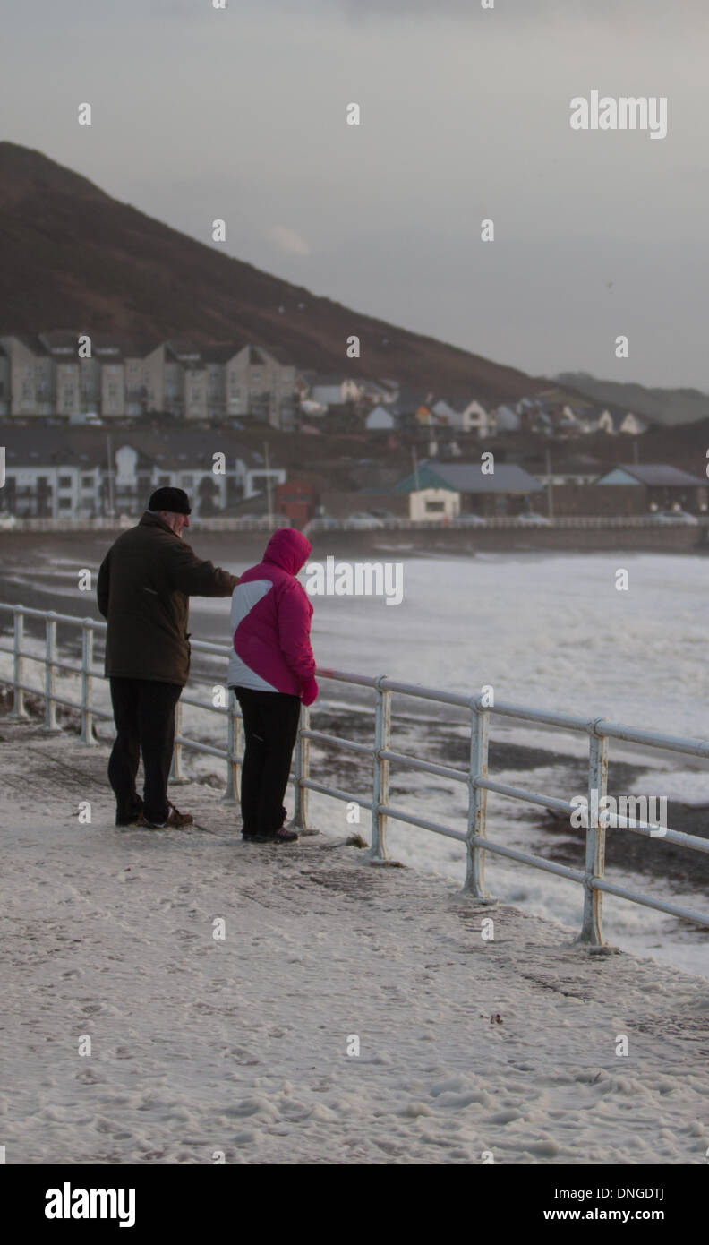 Aberystwyth, Wales, UK. 27. Dezember 2013. Eine weiße Weihnacht in Aberystwyth? Meerschaum, nicht Schnee, erstreckt sich die Promenade in Aberystwyth, verursacht durch den Sturmwinde Credit: Jon Freeman/Alamy Live News Stockfoto