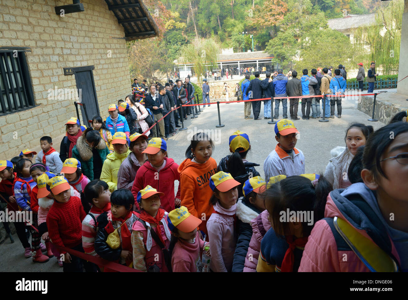 Touristen stehen vor der Schlange, um die ehemalige Residenz von Mao Zedong in Shaoshan, Provinz Hunan, China, zu besuchen. Stockfoto