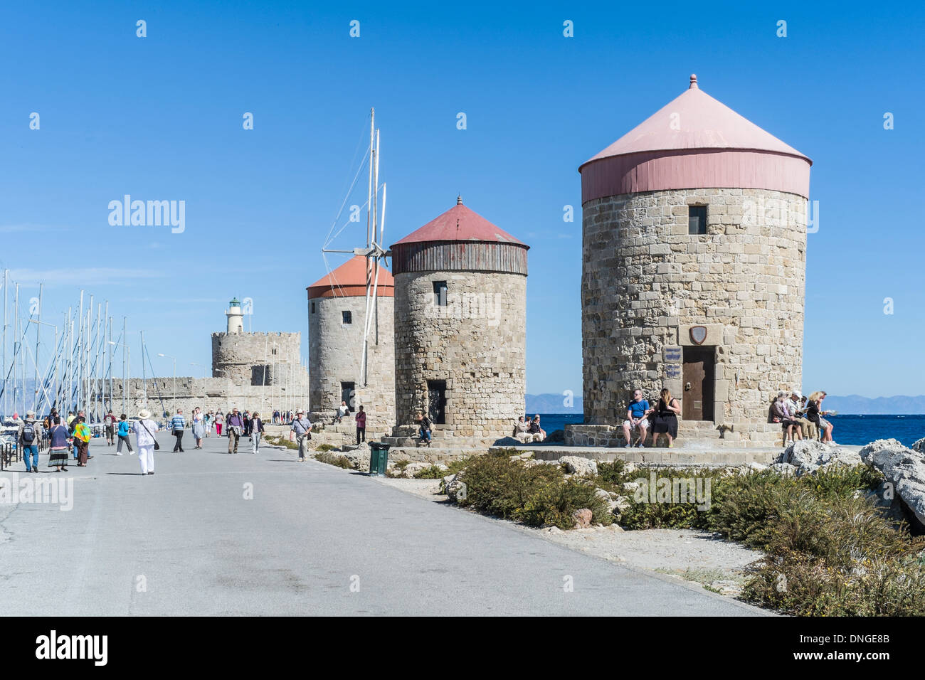 Windmühlen im Hafen von Rhodos an einem klaren sonnigen Tag. Stockfoto