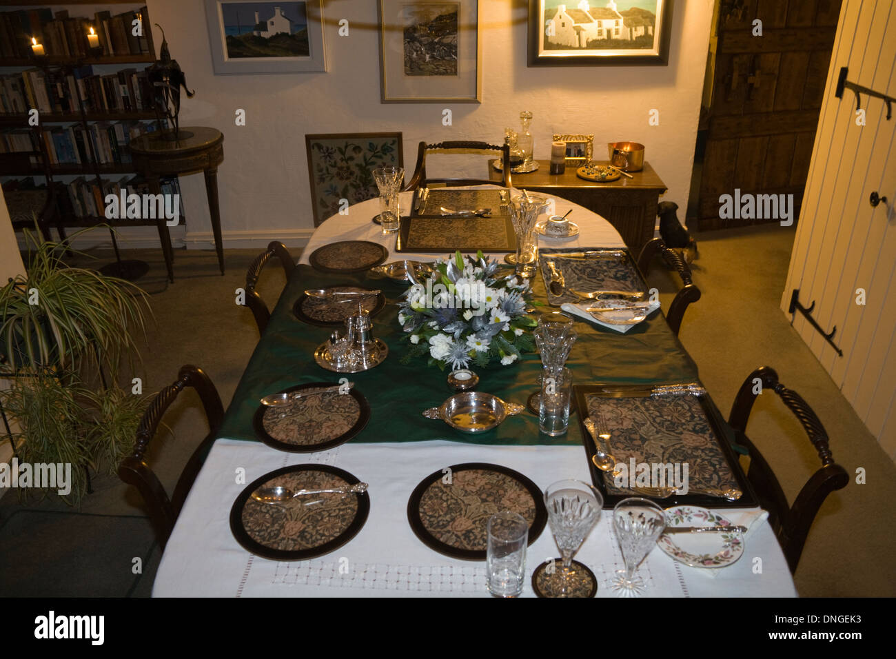 UK Raum lange Esstisch mit formalen Rahmen für das Abendessen für vier Personen Stockfoto