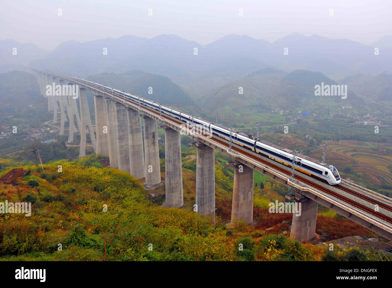 Peking, China. 28. Dezember 2013. Ein Hochgeschwindigkeitszug läuft auf der Chongqing-Lichuan Eisenbahn in Chongqing, Südwest-China, 28. Dezember 2013. Chinas Eisenbahn Netzwerk Spitze 100.000 km Gesamtlaufleistung am Samstag, als mehrere neue Hochgeschwindigkeitszüge, unter anderem der Xiamen-Shenzhen Railway, XI-Baoji Eisenbahn und Chongqing-Lichuan Eisenbahn im Südwesten Chinas Guangxi Zhuang Autonome Region, nahm den Betrieb vor dem Frühling reisen Höhepunkt, einer der verkehrsreichsten Reise-Saison nächsten Monat. Bildnachweis: Cao Ning/Xinhua/Alamy Live-Nachrichten Stockfoto