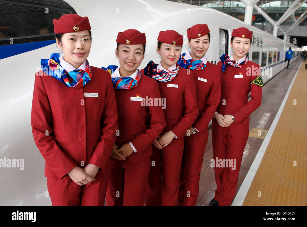 Peking, China. 28. Dezember 2013. Stewardessen der Hochgeschwindigkeitszug posiert für Fotos vor der Operation der Xiamen-Shenzhen Railway in Xiamen City, Südost-China Fujian Province, 28. Dezember 2013 D2333. Chinas Eisenbahn Netzwerk Spitze 100.000 km Gesamtlaufleistung am Samstag, als mehrere neue Hochgeschwindigkeitszüge, unter anderem der Xiamen-Shenzhen Railway, XI-Baoji Eisenbahn und Chongqing-Lichuan Eisenbahn im Südwesten Chinas Guangxi Zhuang Autonome Region, nahm den Betrieb vor dem Frühling reisen Höhepunkt, einer der verkehrsreichsten Reise-Saison nächsten Monat. (Xinhua/Jiang Kehong) (z Stockfoto