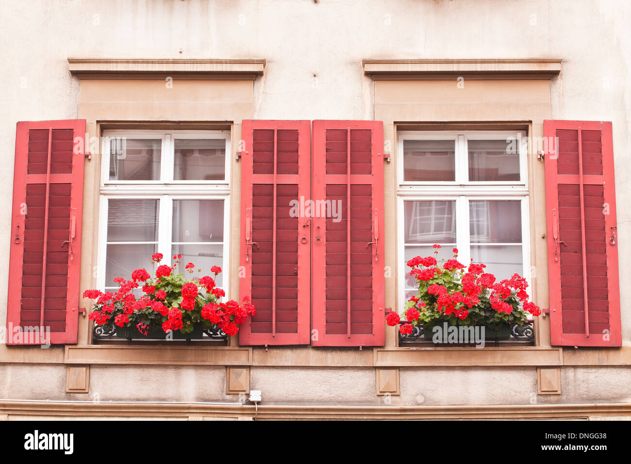 Fensterläden für ein Haus in Basel, Schweiz. Stockfoto