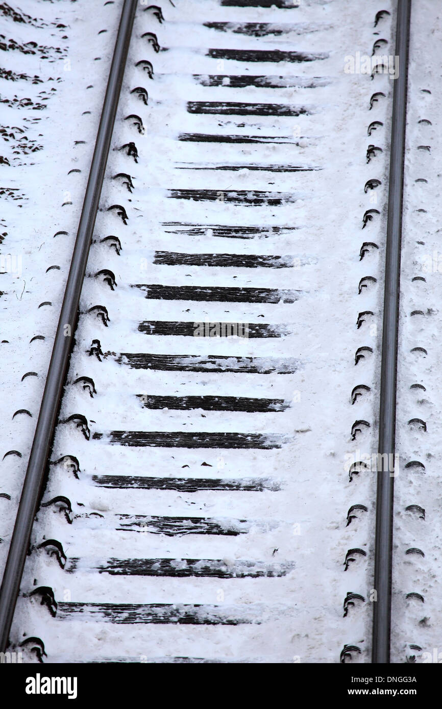 Winter Schnee auf den Schienen, East Coast Main Line Railway, Cambridgeshire, Großbritannien Stockfoto