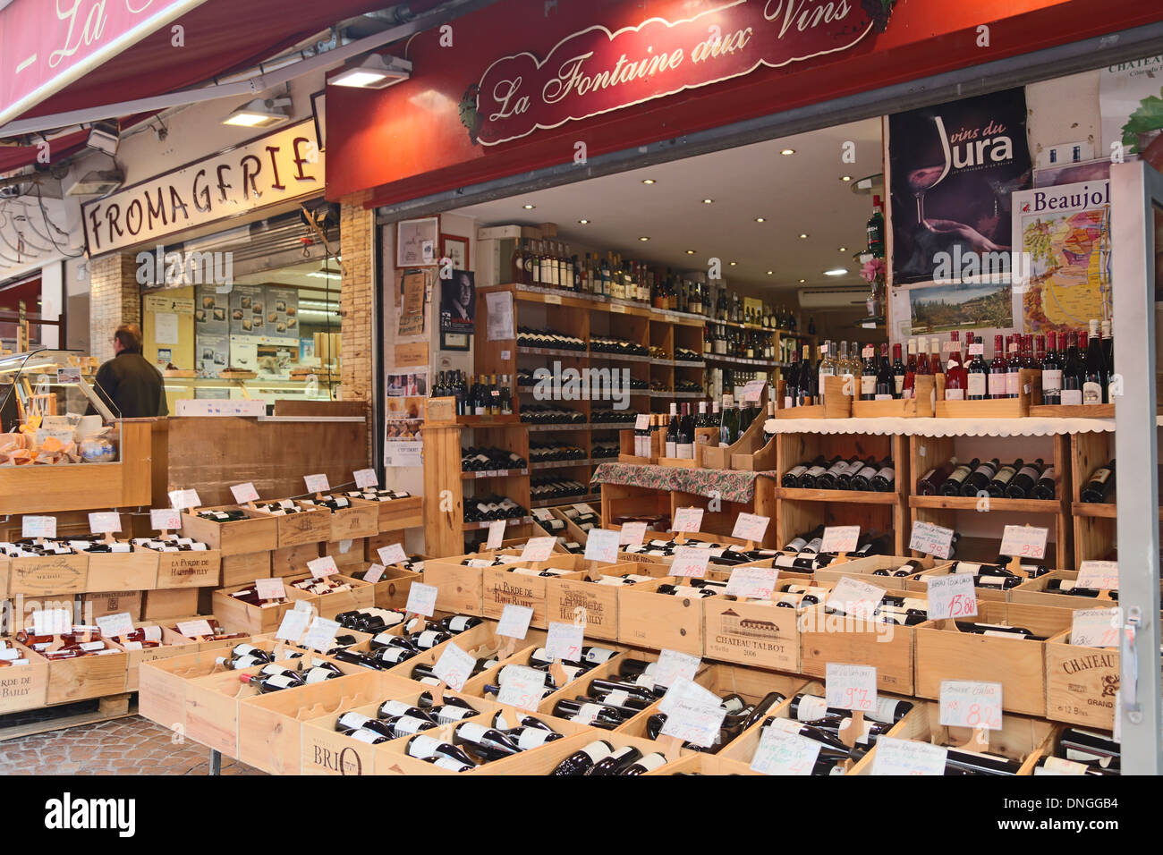 Großer Wein-Shop in der Rue Mouffetard in Paris, Frankreich Stockfoto