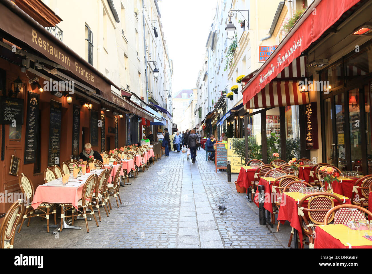 Rue du Pot de Fer in der Nähe von Quartier Latin in Paris, Frankreich. Restaurants bereiten ihre Terrassen vor dem Abendessen. Stockfoto