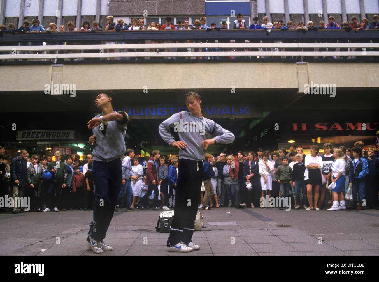 Jugendliche brechen in den 1980er Jahren in einem Einkaufszentrum Menschenmassen zu beobachten. Stockport Lancashire England um 1985 HOMER SYKES Stockfoto