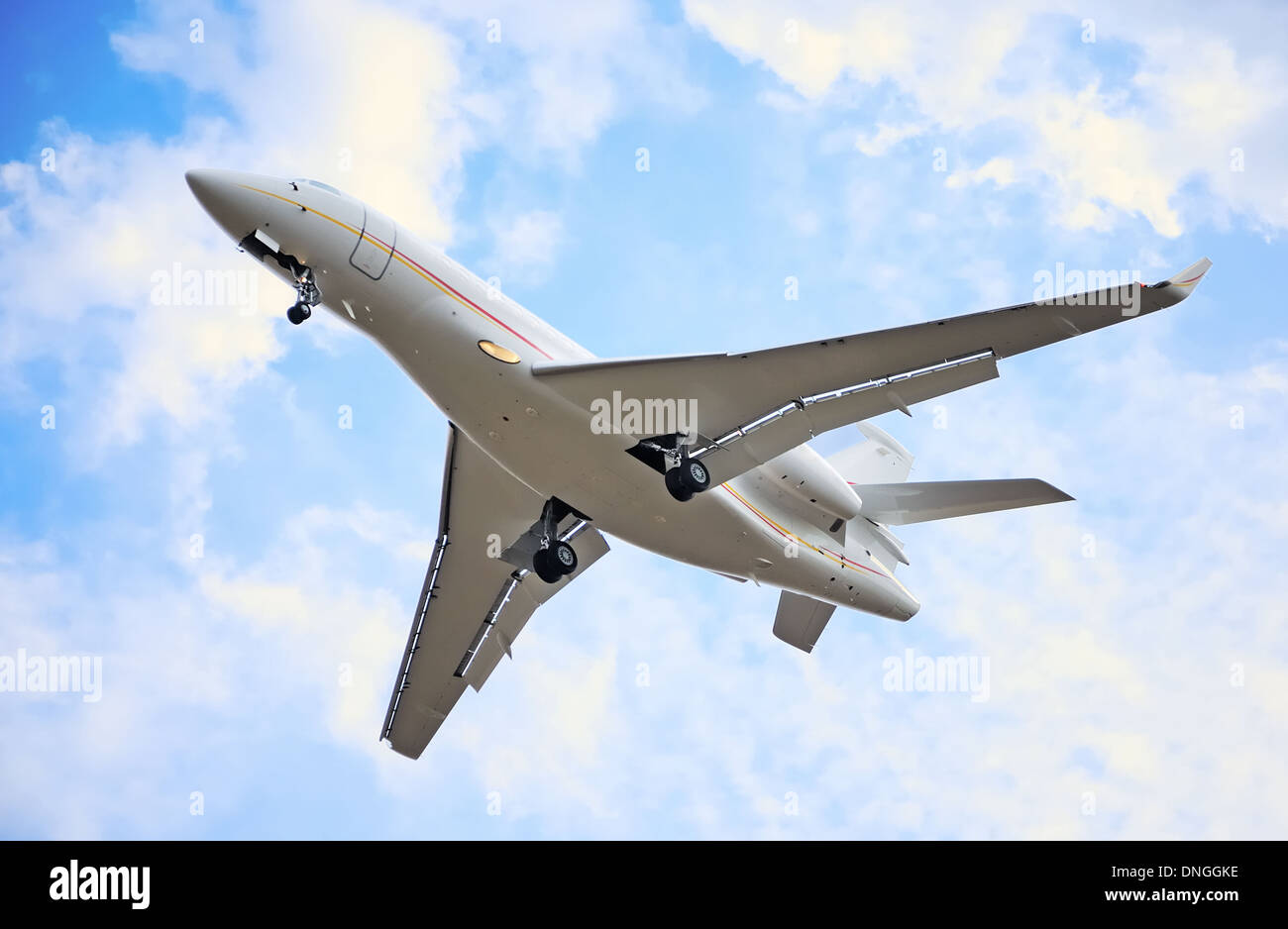 moderne schnelle Flugzeug am Himmel Stockfoto