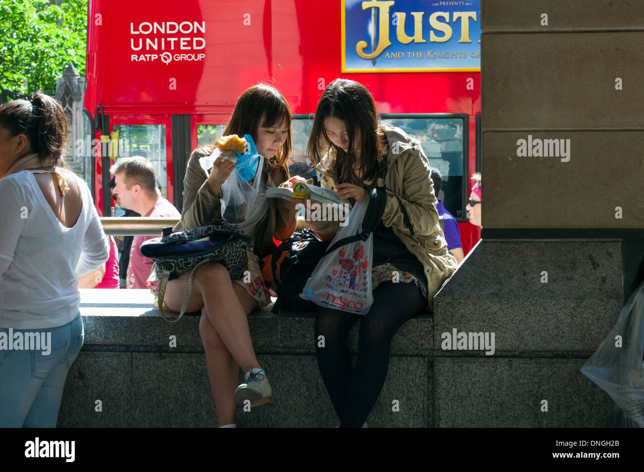 Japanische Touristen auf Karte von London Stockfoto
