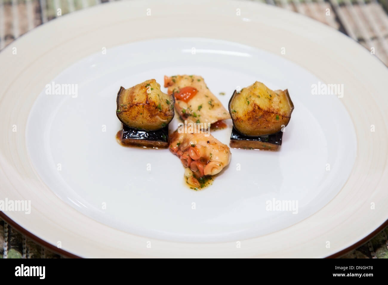 Salat mit Auberginen und Tintenfisch Stockfoto