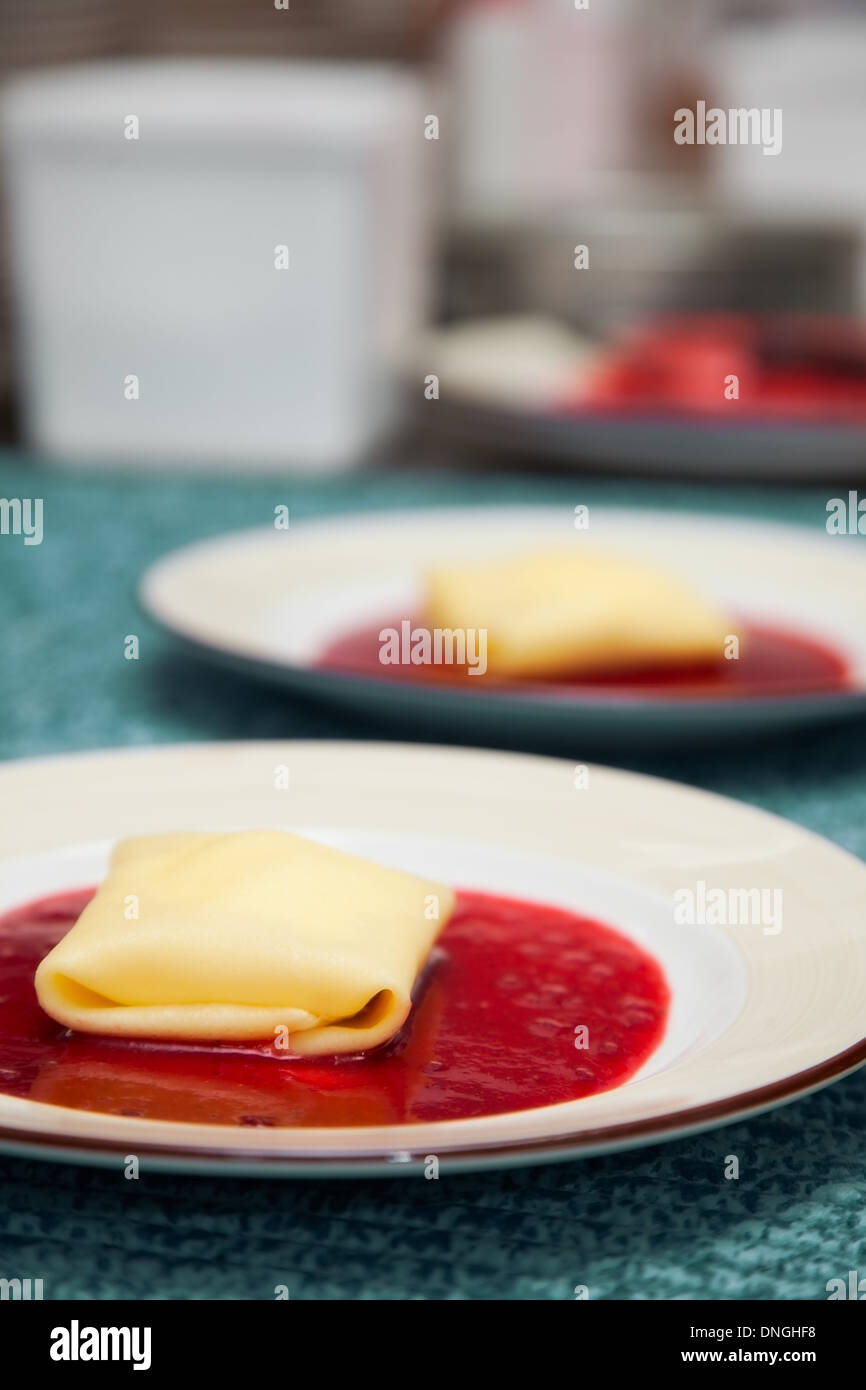 Pfannkuchen Sie mit Kirschmarmelade. Wüste Stockfoto