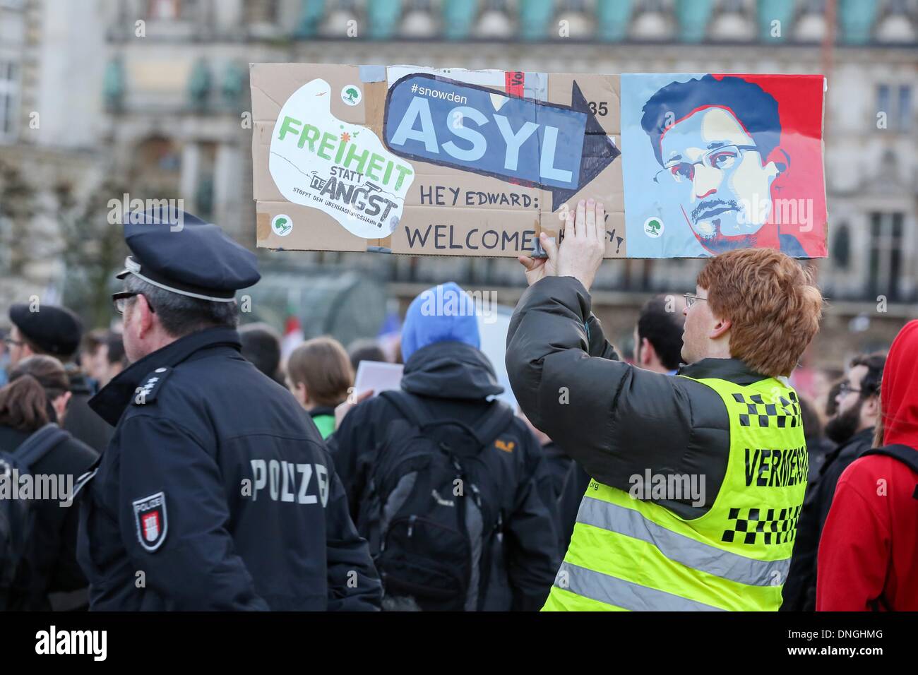 Hamburg, Deutschland. 28. Dezember 2013. Menschen zeigen mit Postern von Edward Snowden unter dem Motto "Freiheit statt Angst" für Bürgerrechte und Datenschutz in Hamburg, Deutschland, 28. Dezember 2013. Die Demonstration fand während der 30. Chaos Communication Congress (30 3) vom 27. Dezember bis 30. Dezember 2013 in Hamburg. Foto: Bodo Marks/Dpa/Alamy Live News Stockfoto