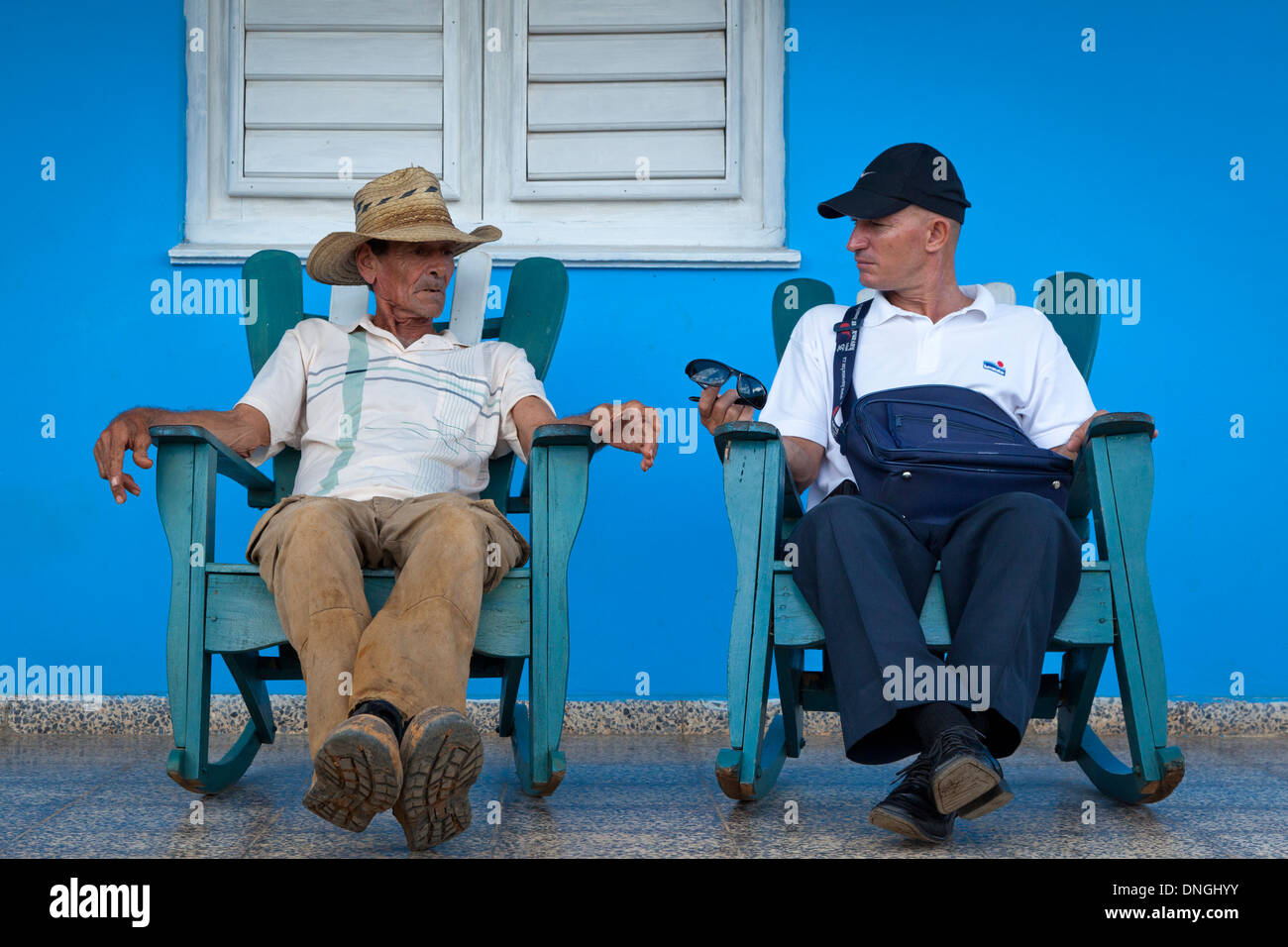 Zwei Mann reden vor Haus in Kuba Stockfoto