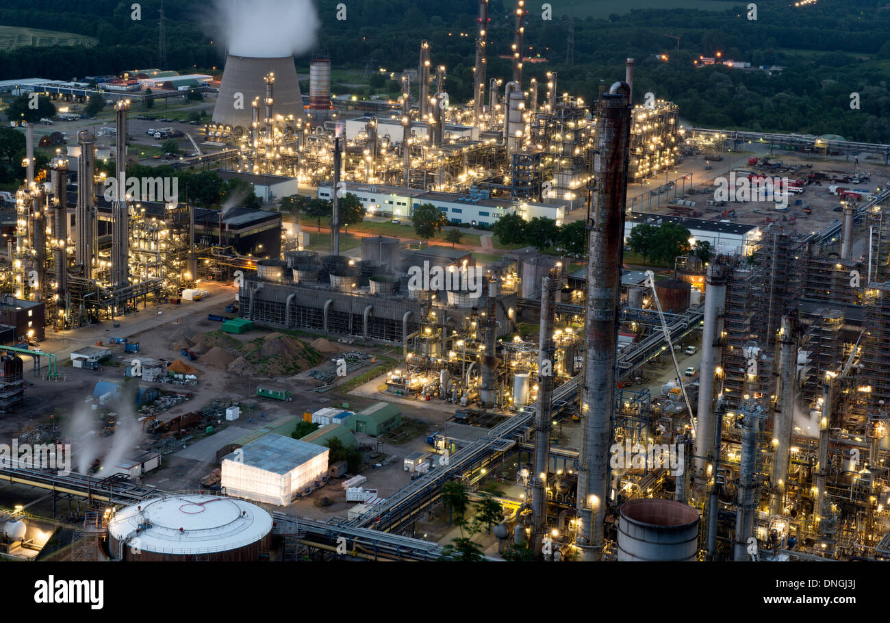 Öl-Raffinerie in der Nacht Stockfoto