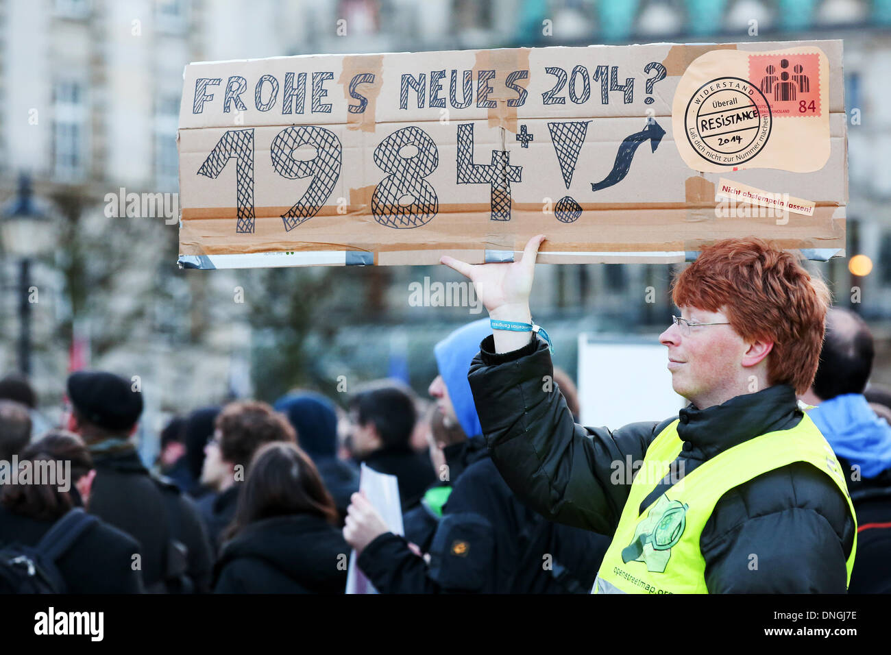 Hamburg, Deutschland. 28. Dezember 2013. Menschen zeigen mit einer Plakat-Lektüre "glückliches neues Jahr 2014? 1984! "unter dem Motto"Freiheit statt Angst"für Bürgerrechte und Datenschutz in Hamburg, Deutschland, 28. Dezember 2013. Die Demonstration fand während der 30. Chaos Communication Congress (30 3) vom 27. Dezember bis 30. Dezember 2013 in Hamburg. Foto: Bodo Marks/Dpa/Alamy Live News Stockfoto