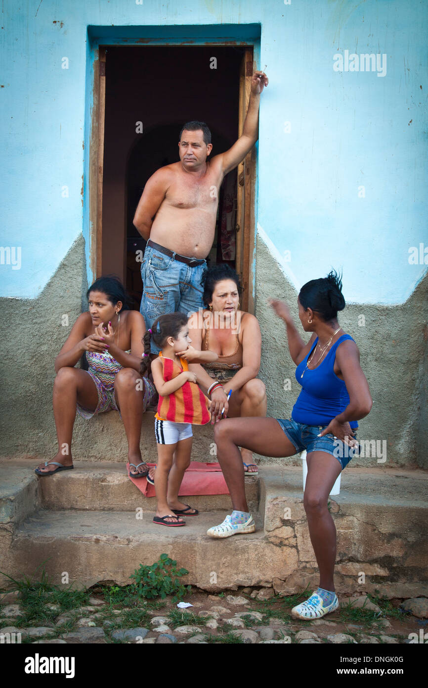 Familie vor Haus in Trinidad, Kuba Stockfoto