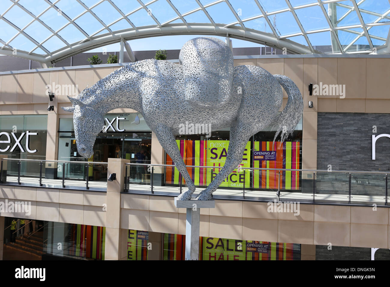 Innenraum des Trinity Leeds Shopping Centers zeigt Lastesel Skulptur Stockfoto