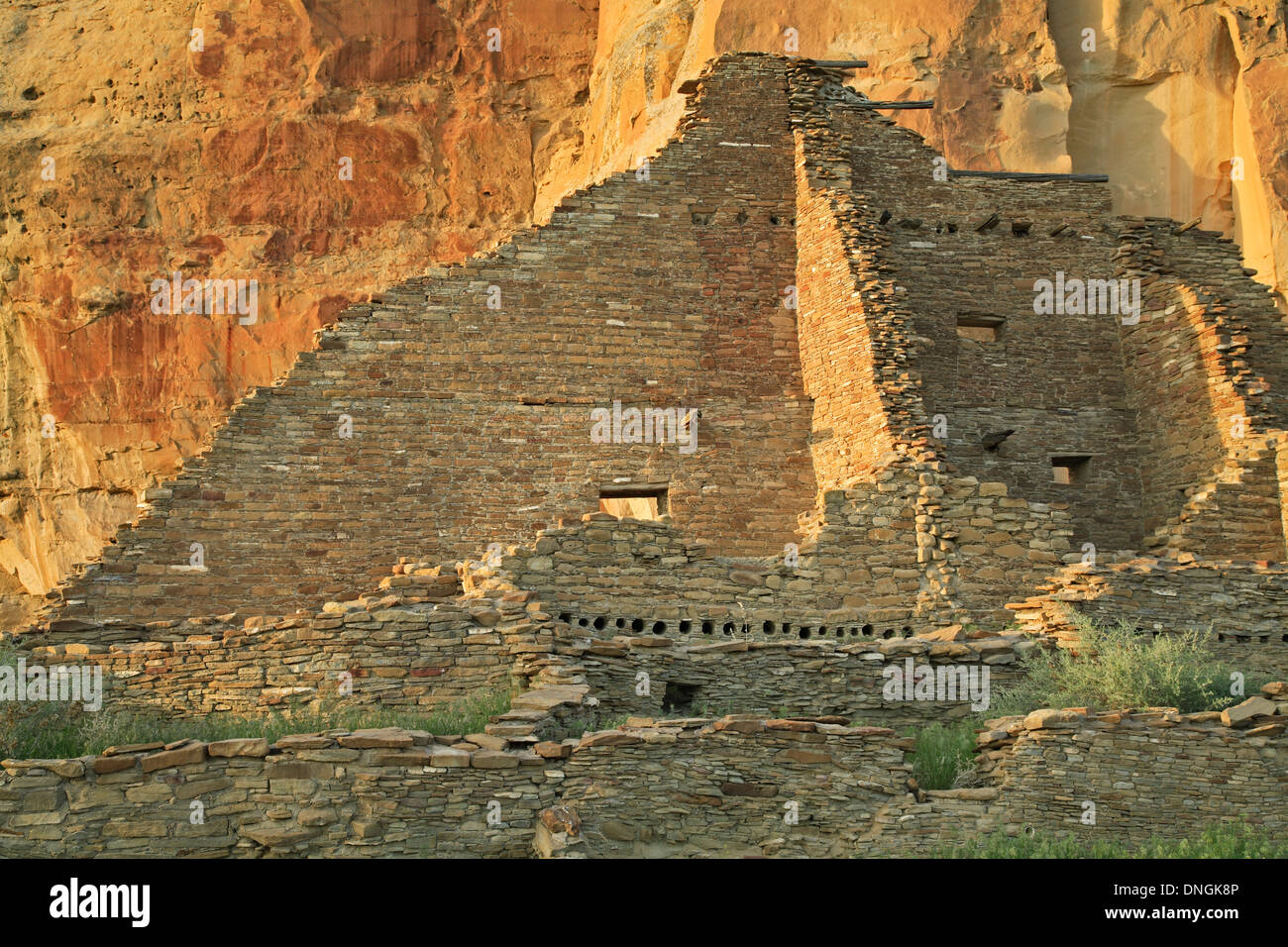Zerstörten Mauern und Sandstein bluffen, Pueblo Bonito, Chaco Culture National Historical Park, New Mexico, Vereinigte Staaten Stockfoto