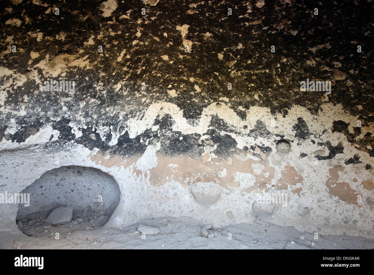 Schlangenförmigen Petroglyph in Höhle, Mortandad Cavate Trail, Los Alamos, New Mexico, USA Stockfoto