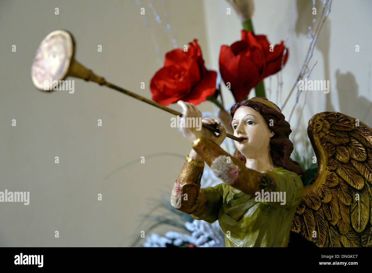 Viktorianischer Weihnachtsengel mit goldener Trompete und Flügeln neben hellen künstlichen Weihnachtskugeln, die festlichen Weihnachtszauber wecken. Stockfoto