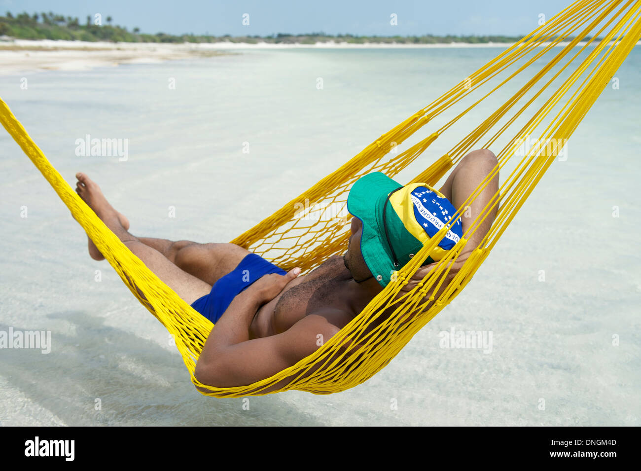 Brasilianischen Mann in Sunga Badeanzug entspannend im Meer Strand Hängematte in Brasilien Stockfoto