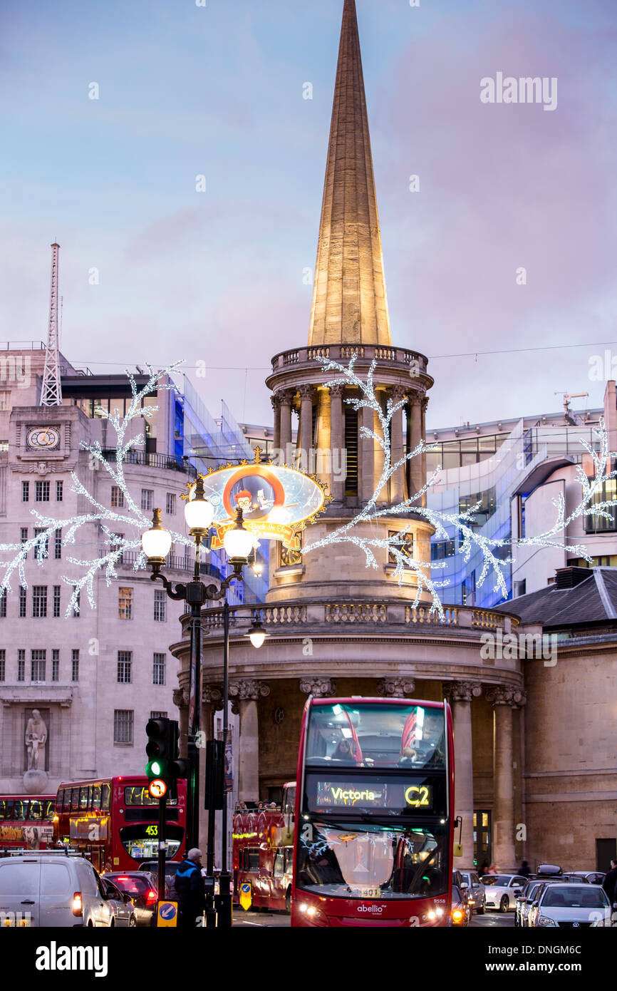 Regent Street während der Weihnachtszeit, London, Vereinigtes Königreich Stockfoto