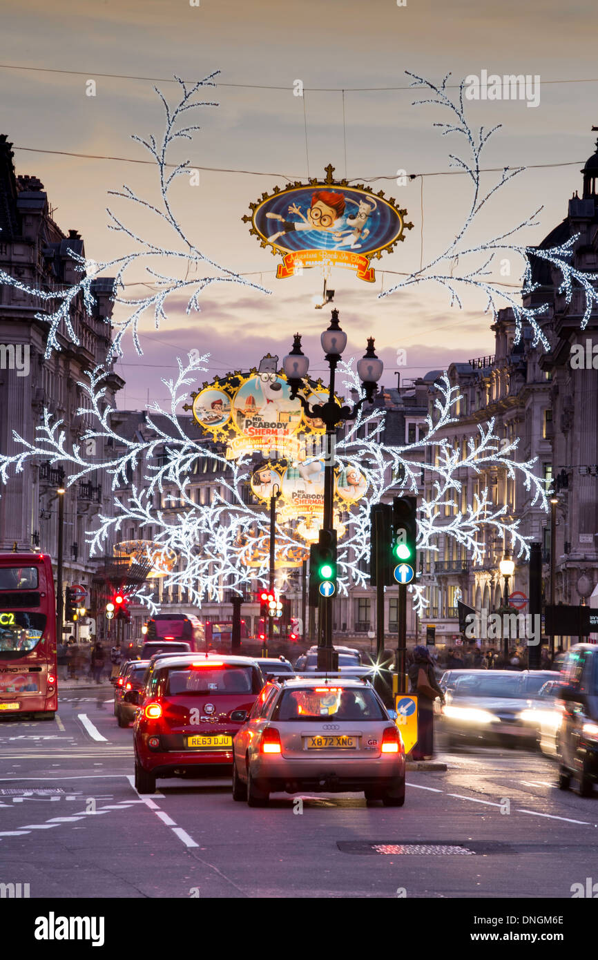 Regent Street während der Weihnachtszeit, London, Vereinigtes Königreich Stockfoto