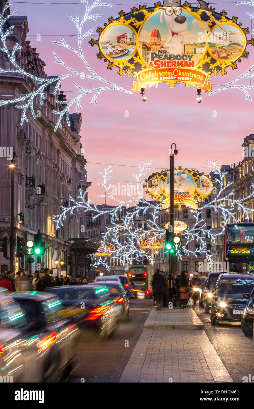 Regent Street während der Weihnachtszeit, London, Vereinigtes Königreich Stockfoto