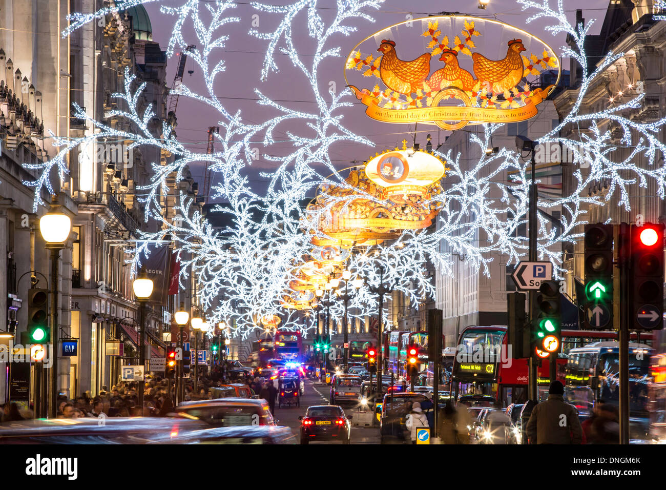 Regent Street während der Weihnachtszeit, London, Vereinigtes Königreich Stockfoto