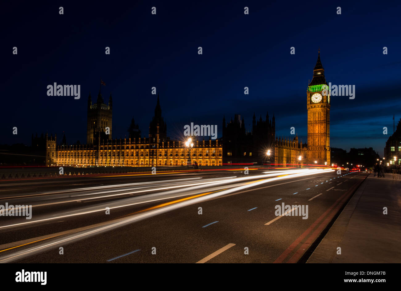 Lichtspuren in Westminster Bridge mit Blick auf Big Ben und den Houses of Parliament in der Nacht Stockfoto