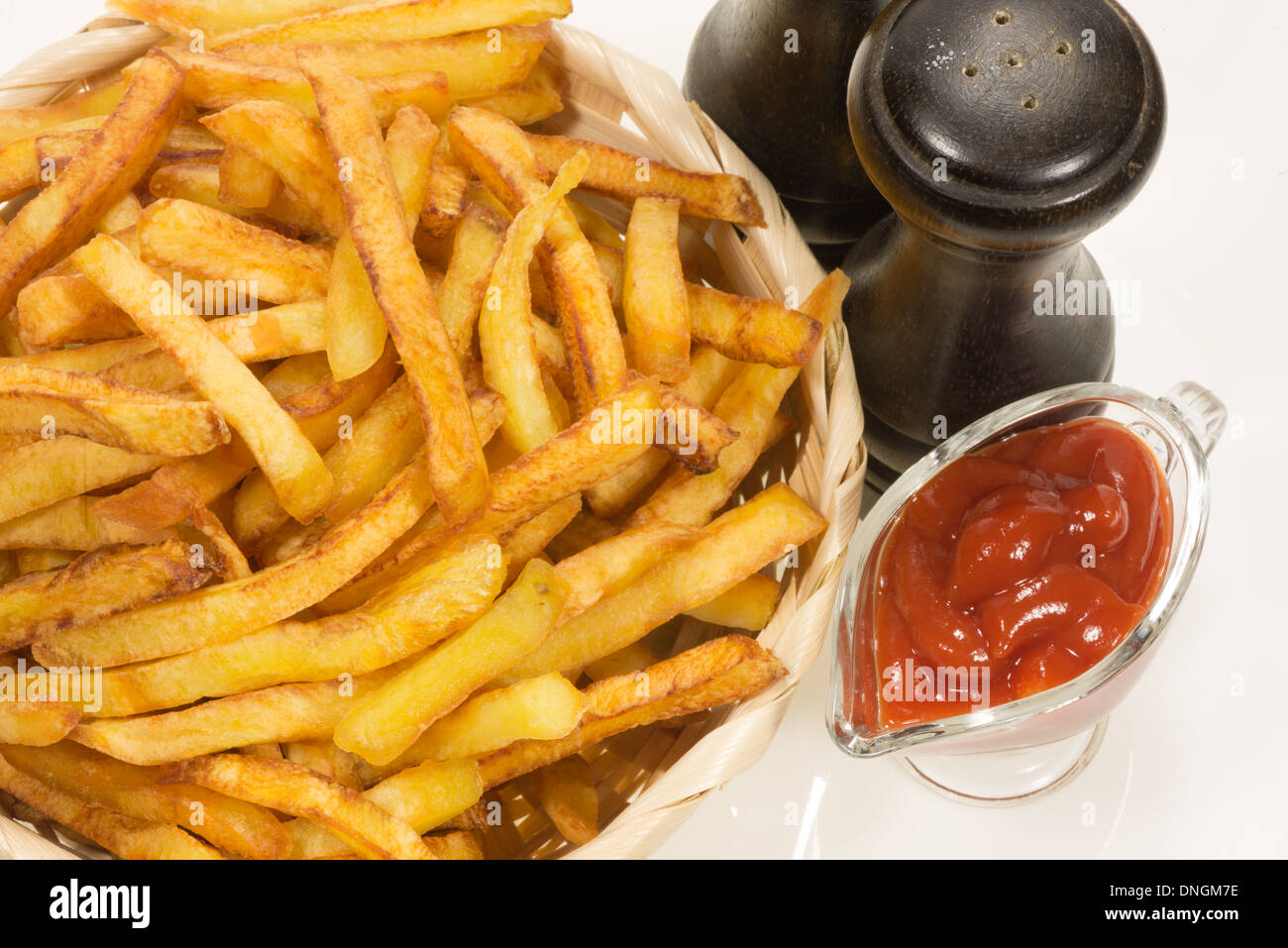 Pommes frites, Ketchup, Salz, Pfeffer Stockfoto