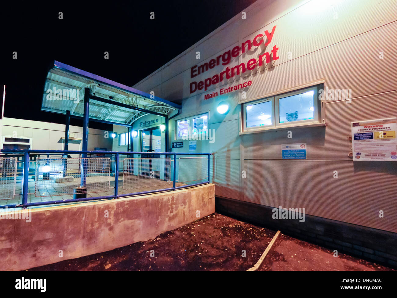 Dundonald, Nordirland. 28. Dezember 2013 - Haupteingang von der Notaufnahme des Krankenhauses Ulster Stockfoto