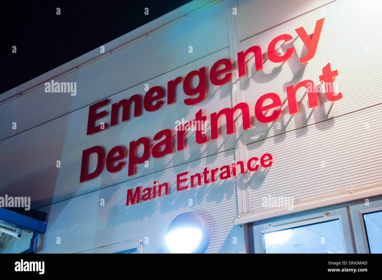 Dundonald, Nordirland. 28. Dezember 2013 - Haupteingang von der Notaufnahme des Krankenhauses Ulster Stockfoto