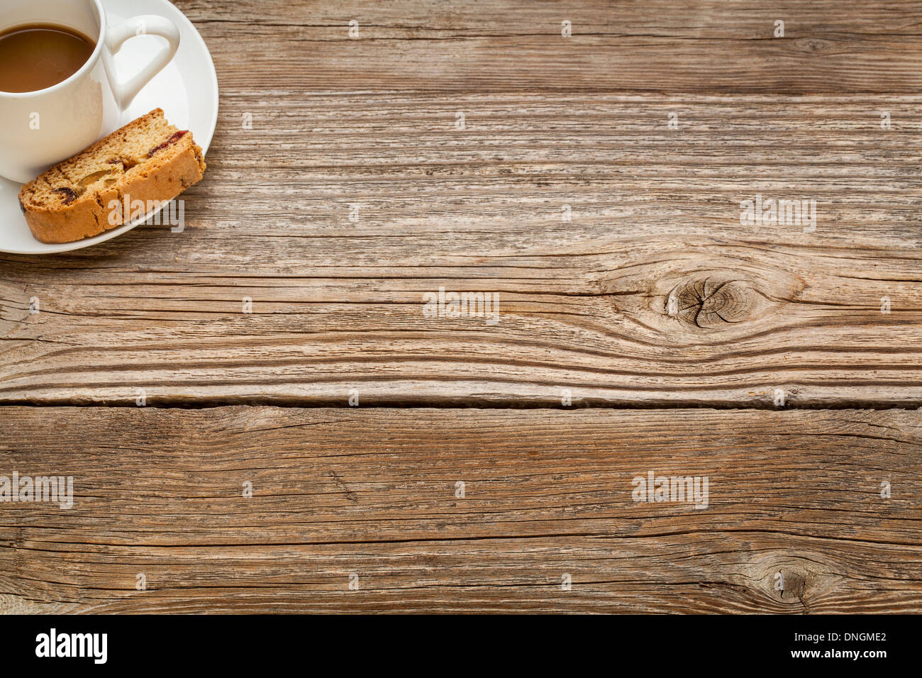 Espresso Kaffee Tasse mit einem Cookie auf einem rustikalen Holztisch - Textfreiraum Stockfoto