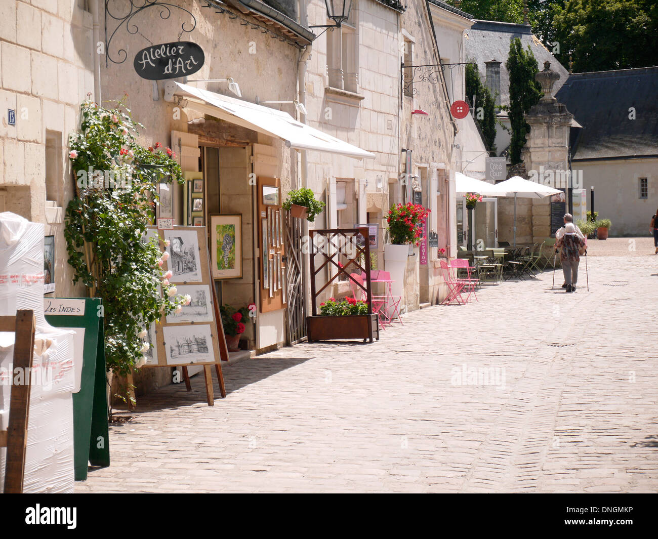 Straße in Azay le Rideau Loire Frankreich mit Kopfsteinpflaster Café Geschäfte Stockfoto