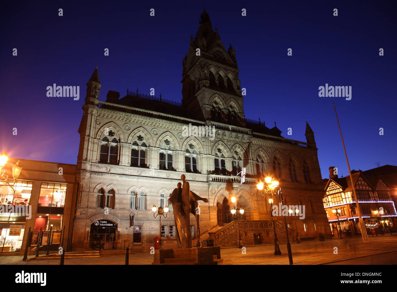 Chester-Rathaus und Feier Skulptur in der Nacht, Northgate Street, Chester, Cheshire West und Chester, Cheshire, England Stockfoto