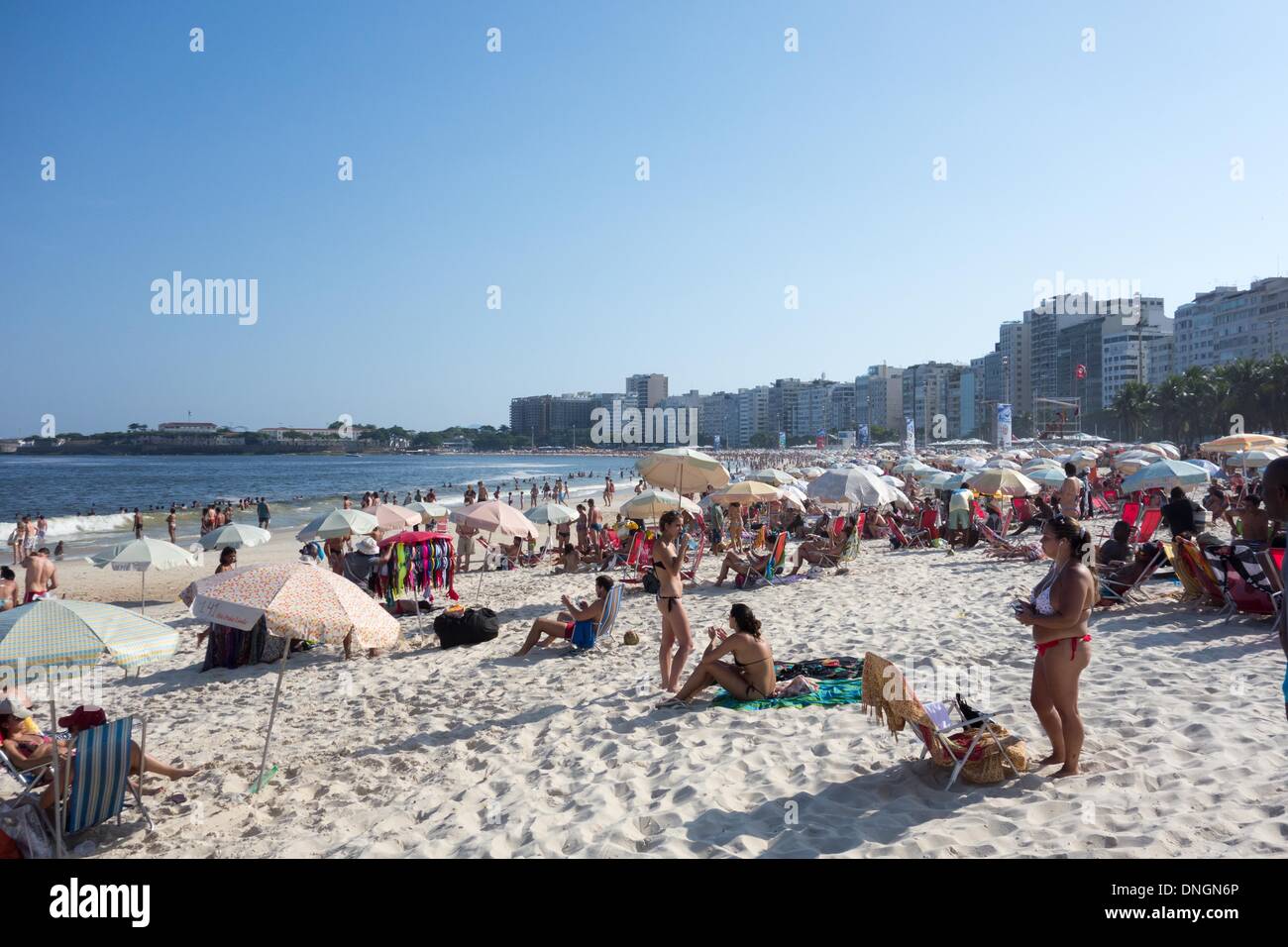 Rio De Janeiro, Brasilien. 28. Dezember 2013. Menschen genießen Sie die Sonne am Strand Copacabana in Rio De Janeiro, Brasilien, 28. Dezember 2013. Eine hohe Temperatur 35 Grad Celsius (ca. 95 Grad Fahrenheit) hit Rio am Samstag. Bildnachweis: Xu Zijian/Xinhua/Alamy Live-Nachrichten Stockfoto