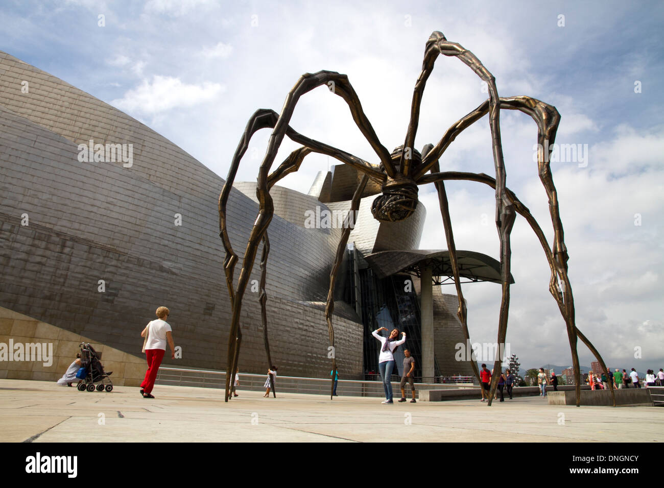 Besucher modernen Kunst an der Biskayaküste Nordspanien Bilbao. Spinne Kunst Guggenheim Museum. Stockfoto