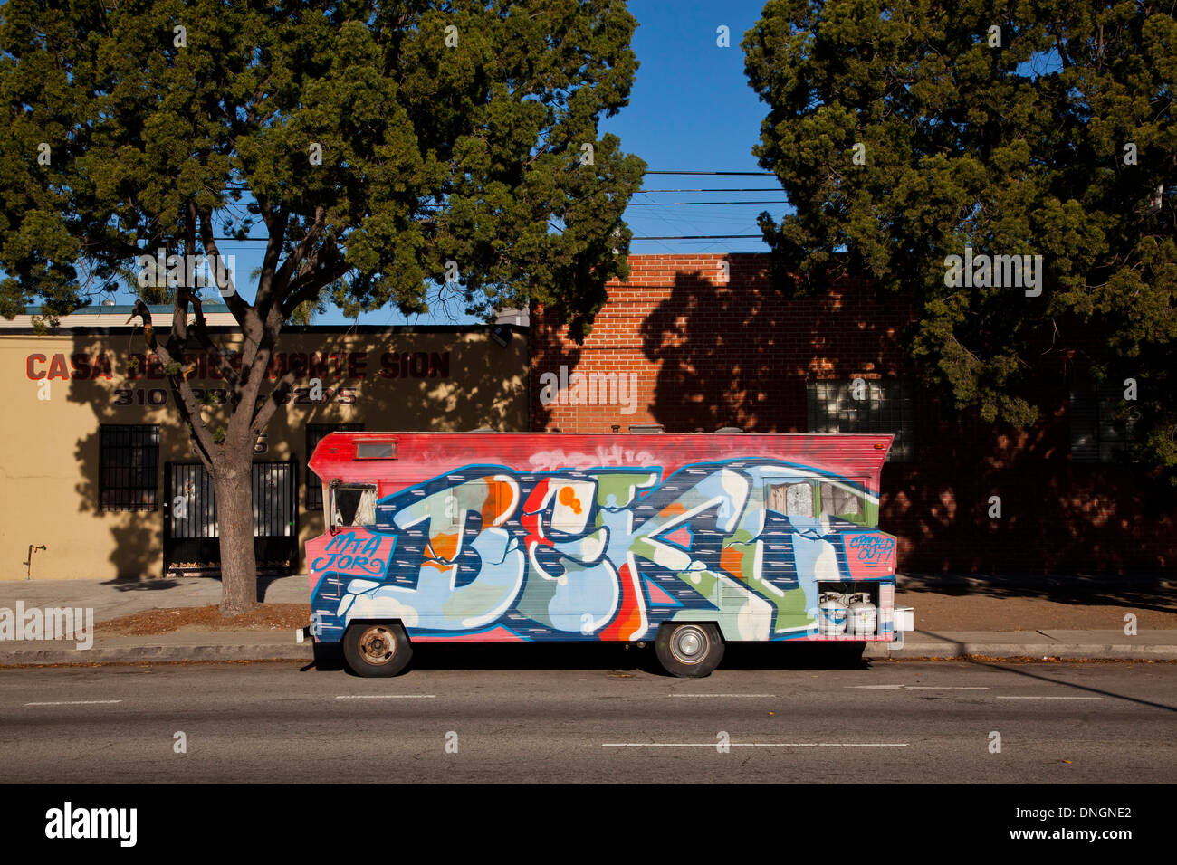 Freizeitfahrzeug mit Grafitti, Los Angeles, California, Vereinigte Staaten von Amerika Stockfoto