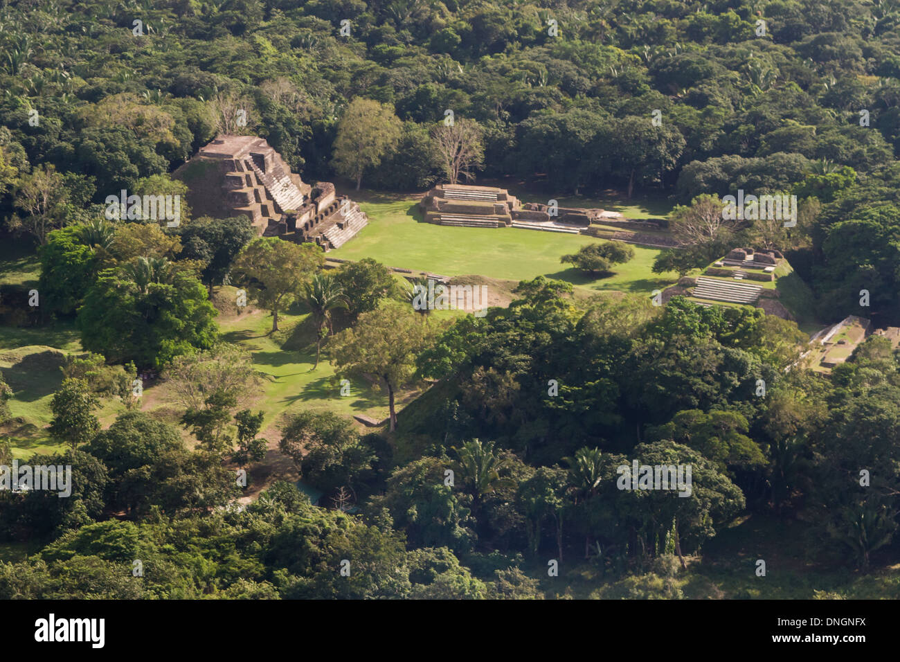 Luftaufnahme von Altun Ha, Maya Ruinen, in den tropischen Dschungel von Belize Stockfoto