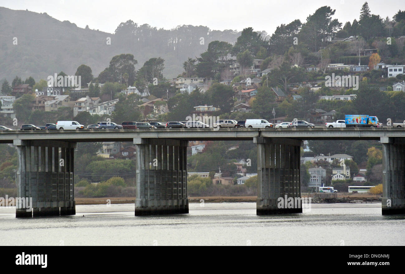 Pendeln Sie Verkehr Pässe über Brücke in Südkalifornien Marin County Stockfoto