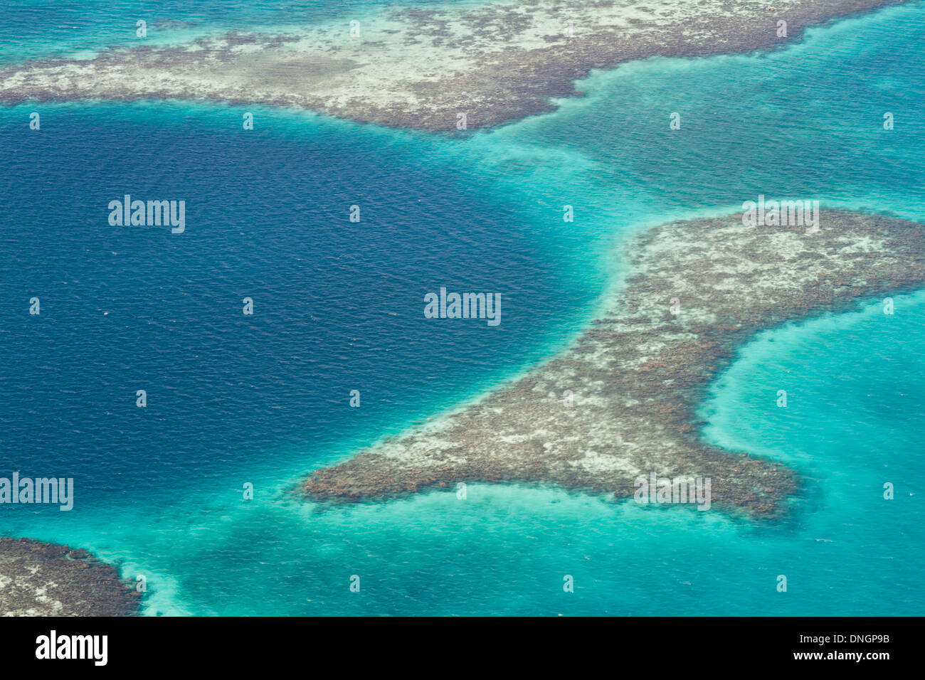 Luftaufnahme des das great blue Hole von der Küste von Belize Stockfoto