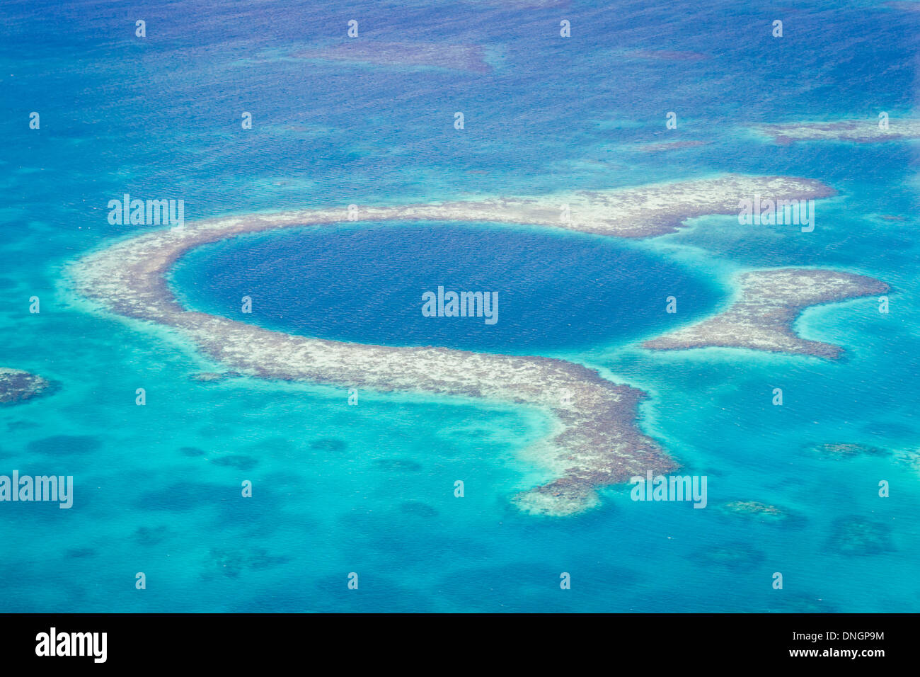 Luftaufnahme des das great blue Hole von der Küste von Belize Stockfoto